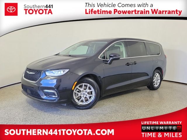 2023 Chrysler Pacifica Touring L's photo