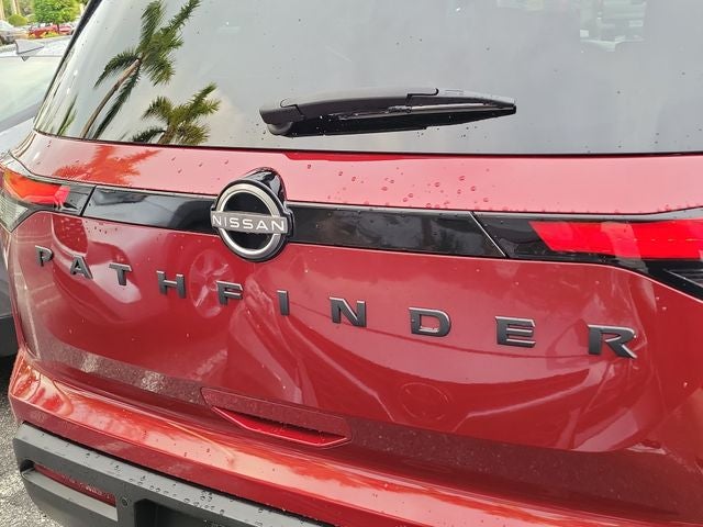2022 Nissan Pathfinder SV