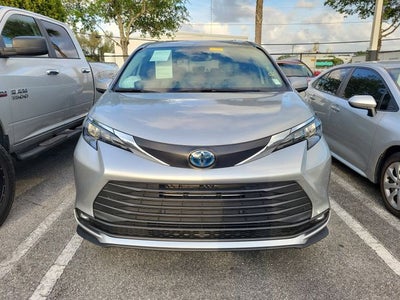 2025 Toyota Sienna XLE 8 Passenger