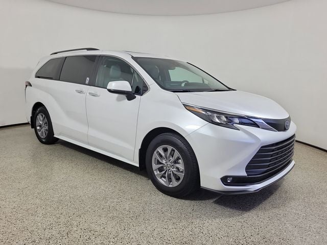 2025 Toyota Sienna XLE 8 Passenger