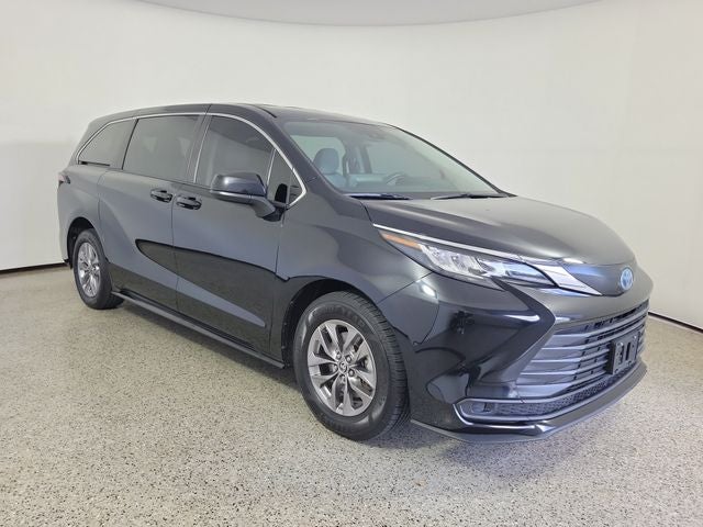 2023 Toyota Sienna LE 8 Passenger