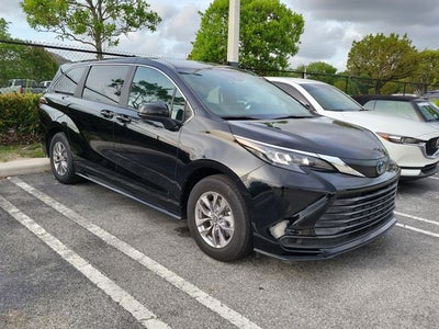 2025 Toyota Sienna LE 8 Passenger