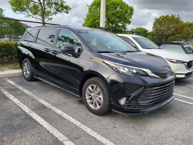 2025 Toyota Sienna LE 8 Passenger