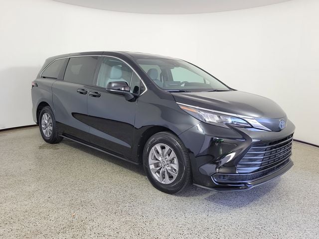 2025 Toyota Sienna LE 8 Passenger