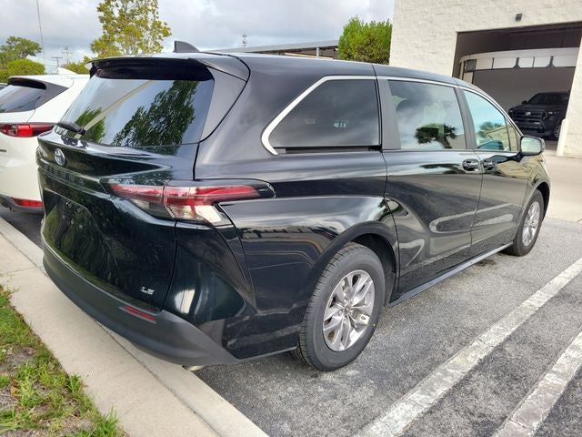 2025 Toyota Sienna LE 8 Passenger