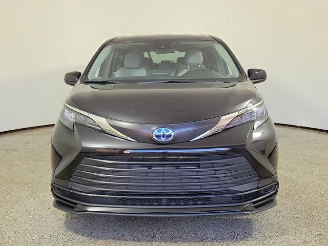 2025 Toyota Sienna LE 8 Passenger