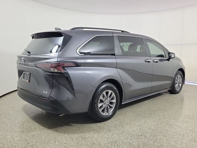 2025 Toyota Sienna XLE 8 Passenger
