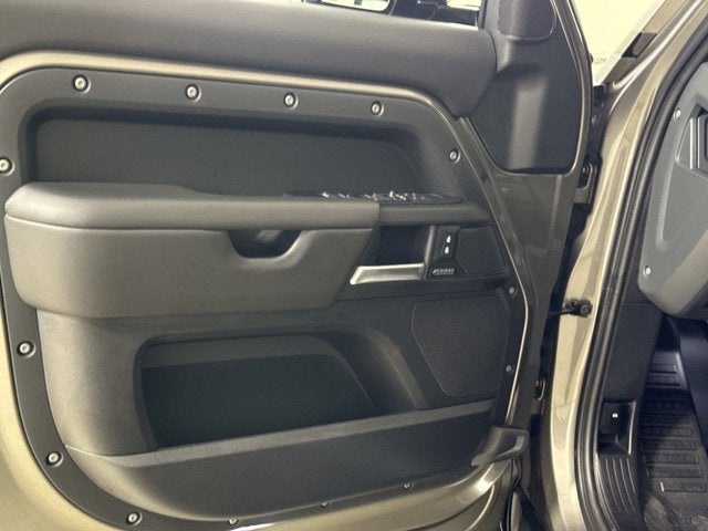 2025 Land Rover Defender X-Dynamic SE