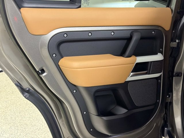 2023 Land Rover Defender SE