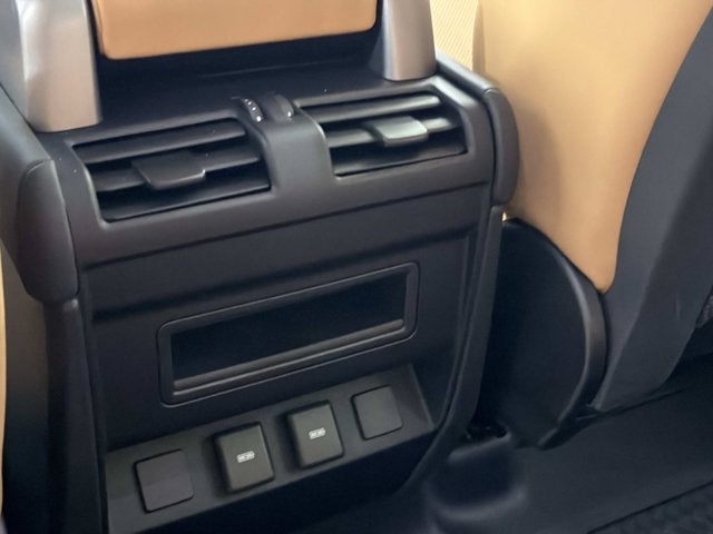 2023 Land Rover Defender SE