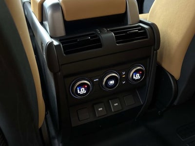 2023 Land Rover Defender SE