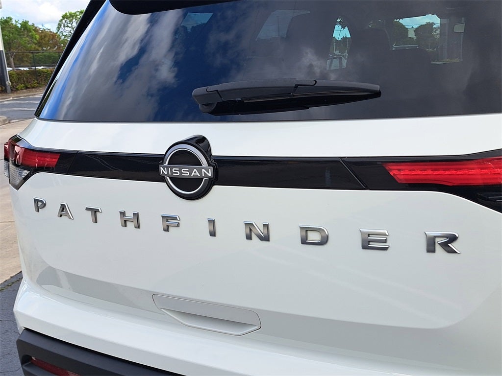 2025 Nissan Pathfinder SV