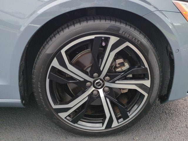 2024 Volvo S60 Plus Dark Theme