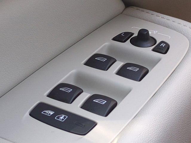 2024 Volvo XC60 Recharge Plug-In Hybrid Ultimate Dark Theme