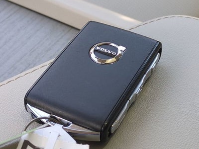 2024 Volvo XC60 Recharge Plug-In Hybrid Ultimate Dark Theme