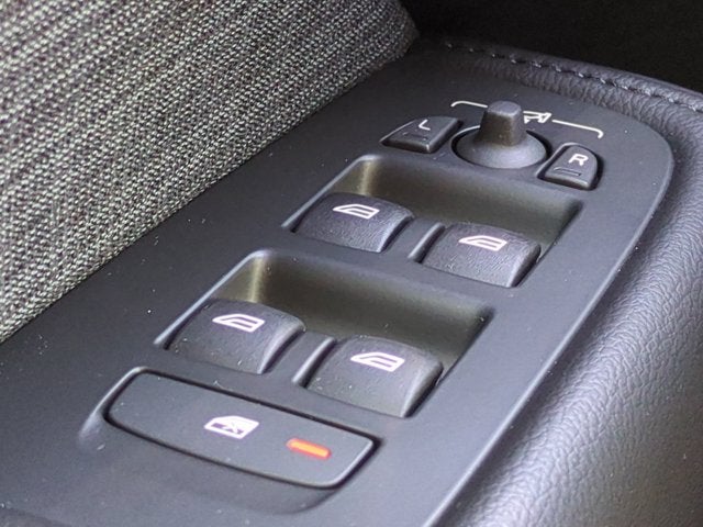 2023 Volvo XC60 Recharge Plug-In Hybrid Core Bright Theme