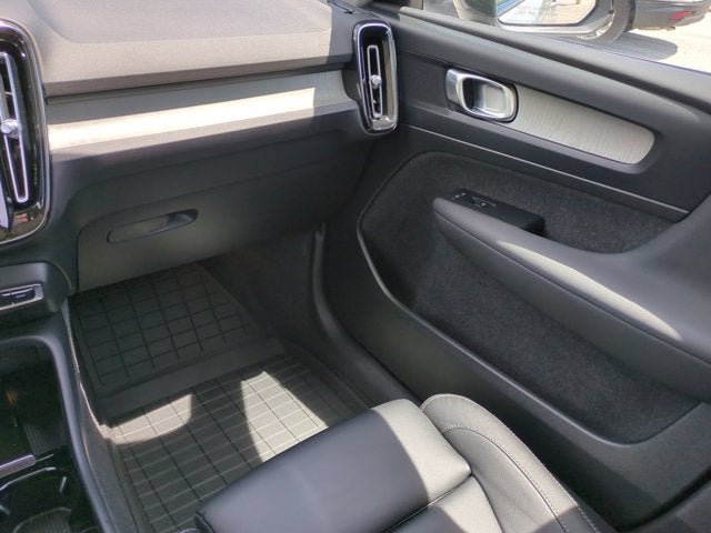 2023 Volvo XC40 Plus Dark Theme