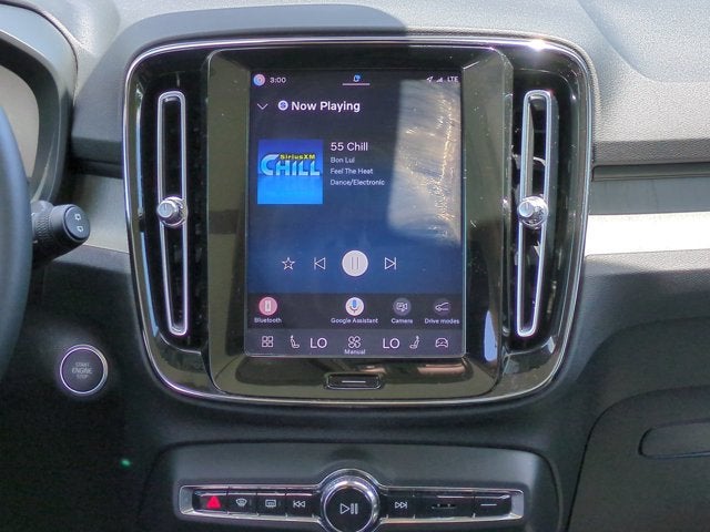 2023 Volvo XC40 Plus Dark Theme