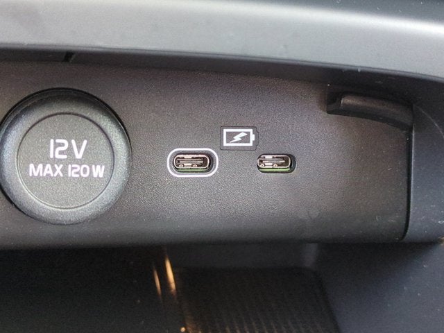 2023 Volvo XC40 Plus Dark Theme