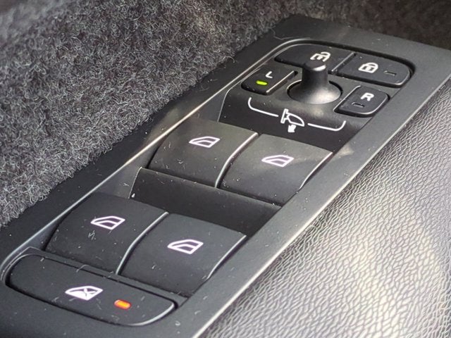 2023 Volvo XC40 Plus Dark Theme