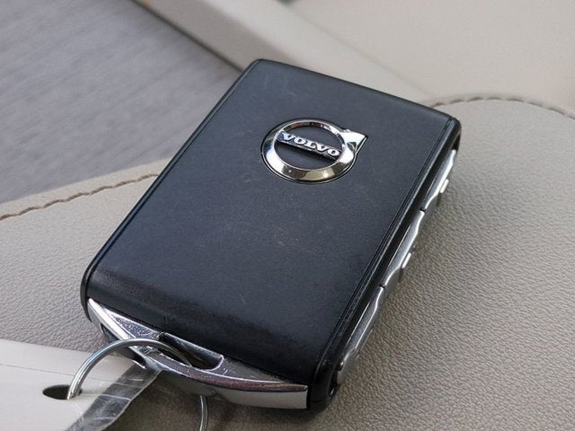 2023 Volvo XC60 Plus Dark Theme