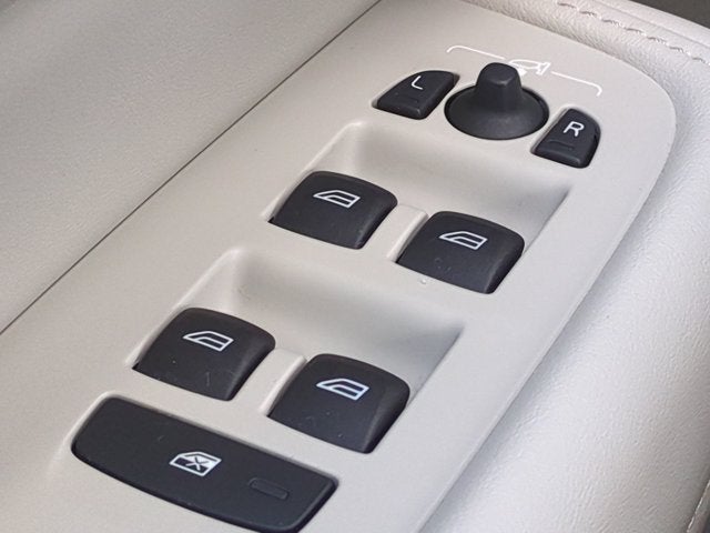 2024 Volvo XC60 Core Dark Theme