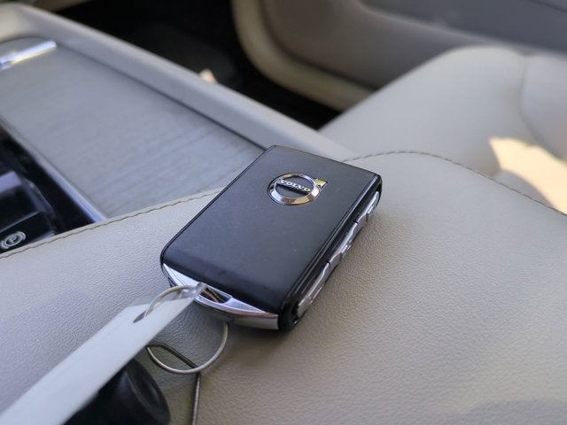 2024 Volvo XC60 Plus Dark Theme