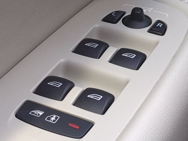 2024 Volvo XC60 Plus Dark Theme