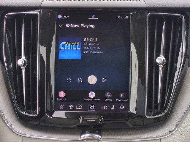 2023 Volvo XC60 Plus Dark Theme