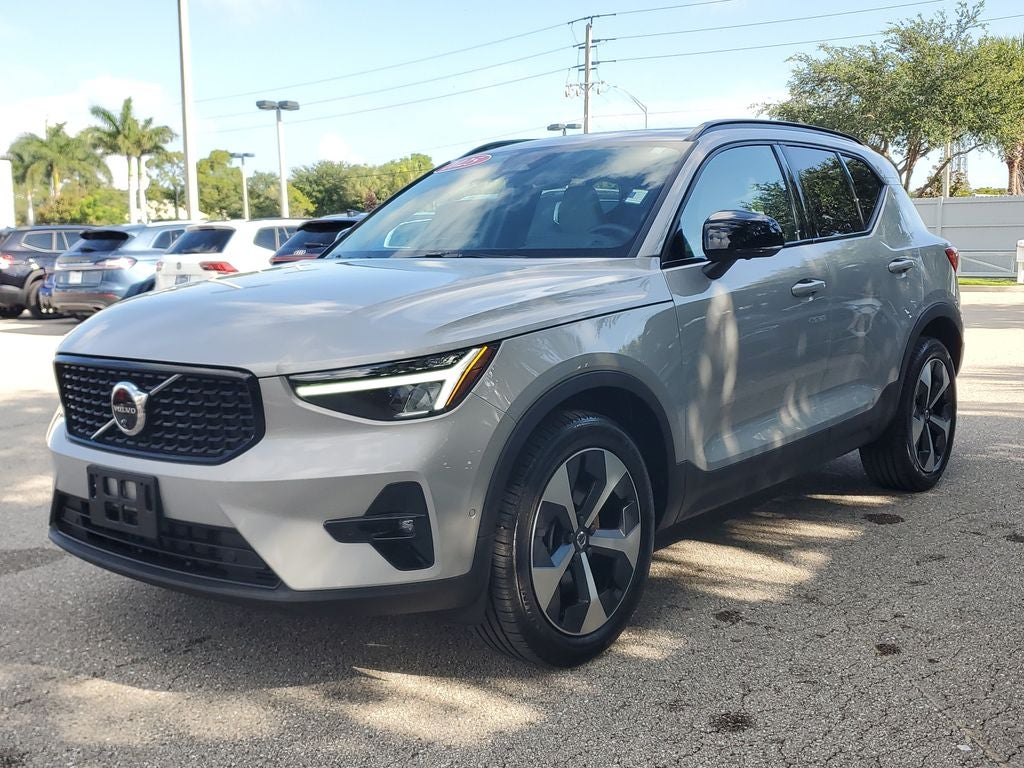 2025 Volvo XC40 B5 Plus Dark Theme