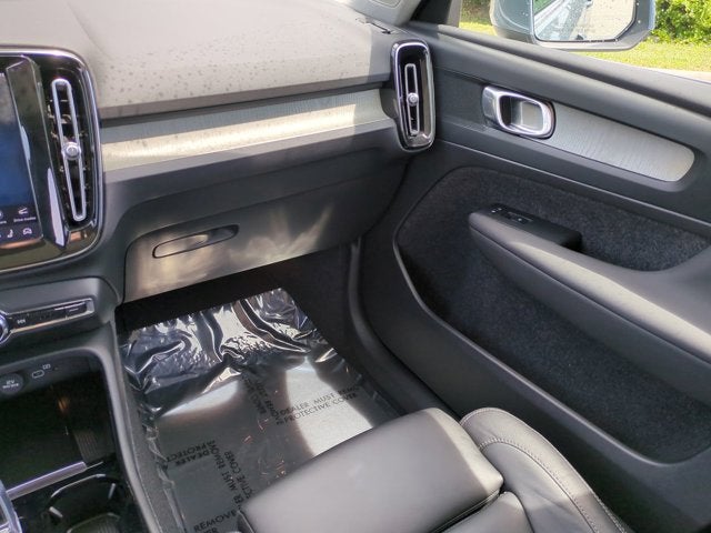 2023 Volvo XC40 Plus Bright Theme