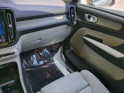 2024 Volvo XC40 Plus Bright Theme