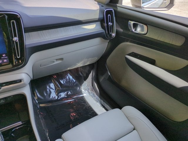 2024 Volvo XC40 Plus Bright Theme