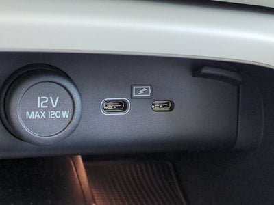 2024 Volvo XC40 Plus Bright Theme