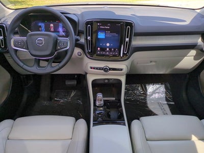 2023 Volvo XC40 Ultimate Bright Theme